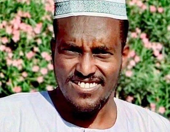 بقلم: يوسف عمارة أبوسن لم يكن اغتيال ناظر قبيلة المجانين الأمير سليمان جمعة سهل و16 فرداً من إدارته الأهلية جريمة قتل عابرة، بل هو عملية معقدة جمعت بين الاغتيال الجسدي والاغتيال المعنوي ، ما يدل على تحول الصراع من مواجهة عسكرية تقليدية إلى حرب وجودية تستهدف النسيج الاجتماعي للسودان . ان استهداف ناظر المجانين يأتي ضمن حملة ممنهجة تستهدف قيادات الإدارة الأهلية في كردفان ودارفور ، بدءاً من محاولة اغتيال أمير دار حمر عبدالقادر منعم ، ومروراً باغتيال ناظر المسيرية موسى الشوين في الفولة، واغتيال إبراهيم مادبو في الضعين، ومحاولة اغتيال ناظر الهبانية يوسف علي الغالي في النضيف بمحلية برام بأمر من عبد الرحيم د.قلو ، وهذا النمط يكشف بشكل واضح أهداف المليشيا من علاقتها بالإدارة الاهلية فهي تهدف لتحييد مراكز المقاومة وتعقيد الخيارات أمام من يريدون معارضتها، كذلك تريد المليشيا قطع الطريق على التحالفات المستقبلية فهي تخشى من التحاق أبناء القبائل بصفوف القوات المسلحة والقوات المساندة مع تقدم تلك الجيوش نحو المزروب، وقد كان الناظر سليمان يشكل نواة لهذا التحول ، فكان لابد من تحييده استباقيا .. أما عن الحملة الإعلامية الموازية للعملية وآلة التضليل المُمنهج التي رافقت الحدث، فهي توضح التنسيق التام بين الجريمة على الأرض وآلة التضليل الإعلامية، في تنفيذ دقيق لخطة متكاملة تعتمد على التدرج المحسوب في نشر الرواية بدءاً بالإيحاء ثم الانتقال إلى التصريح، في تكتيك مدروس لغسل العقول، عبر نشر الشكوك حول هوية الجاني الحقيقي،. ثم تحويل تلك الشكوك والاحتمالات إلى يقين عبر تكرار الرواية، ثم مرحلة التضخيم عبر استخدام شخصيات متنوعة لخلق وهم الإجماع حول القضية .. ومن مفارقات هذه الحملة دور الناشطة رانيا أربجي، التي ولأول مرة تعلن إنتماءها ل (قبيلة) لتطعن في الجيش ثم تتراجع بعد أن أدى حديثها غرضه ، فيكفي خبرا بعنوان : (الناشطة المحسوبة على الجيش مع سكرين شوت) ، ف(الأربجية) عملت على تضخيم الرواية الكاذبة في الذروة العاطفية للحدث ، وهو دورها المطلوب بغض النظر عن المصداقية اللاحقة للقصة من عدمها ، ورانيا ناشطة (واصلة) وواعية لا تنساق ولا يعجزها التأكد من صحة خبر أو عدمه .. ومن ما حدث يتضح ان الإستراتيجية الإعلامية للمليشيا كانت تقوم على مرحلتين الأولى أن المليشيا لم تكن تهدف إلى إقناع الرأي العام ، بل إلى تشويش الخصم، ثم بعد تشويش الخصم لا تهدف لمخاطبة الرأي العام المحلي ولا الدولي بل تهدف لتسميم البيئة المحيطة بأبناء القبيلة وأنصارهم وخلق انقسام بين المجتمع والجيش، فتحقيق نسبة معقولة من الشك كفيل بتعطيل التحالفات المستقبلية بين المجانين والجيش وقواه المساندة .. أخيرا وبحسابات المنطق السياسي والعسكري يمكننا تحديد دافع المجزرة عبر حساب فوائد وخسائر كل من القوات المسلحة والمليشيا، بعدها يمكننا ترجيح لمصلحة من أغتيل ناظر المجانين . فالمليشيا باغتيال ناظر المجانين تحقق عددا من الأهداف : - إزالة عائق رئيسي أمام سيطرتها على المنطقة وذلك بعد اعتراض ناظر المجانين على دخول المليشيا للسوق وتواجدها بمحيطه - قطع الطريق أمام تحول القبيلة أو جزء من شبابها إلى قوة مساندة للجيش كرد فعل على ما حدث من انتهاكات - إرسال رسالة ترهيب لكل القيادات التقليدية في المنطقة - تحقيق نصر إعلامي وحقوقي يعوض الخسائر الميدانية أما الجيش السوداني يخسر في هذه العملية : - يخسر حليفاً محتملاً ومؤثراً في المعركة الحاسمة باقليم كردفان .. - كذلك بخسر الجيش شرعيته الشعبية المحلية إذا صدقت الرواية الملفقة .. - كذلك يخسر الجيش فرصة تحويل المقاومة المحلية إلى تحالف عسكري، وذلك بضم أبناء قبيلة المجانين لإحدى القوات المساندة المتواجدة بمدينة بارا .. لذلك أمام المليشيا لتعزيز روايتها الاعلامية خيارين ، اما ان تأتي بمقطع فيديو يثبت بيعة وولاء الناظر سليمان لها ، ما يجعله هدفا للجيش أكثر من مادبو وبابو نمر والذَين لم تمسهما مسيرات الجيش ، أو أن تسلم حطام الطائرة المسيرة لجهة محايدة تثبت أو تنفي ملكيتها للجيش السوداني ، وما ينسف رواية المليشيا بالكامل مع التقادم هو أن المزروب ستتحرر بيد أبنائها من قبيلة المجانين .. والنصر قريب .. يوسف عمارة أبوسن 18 أكتوبر 2025